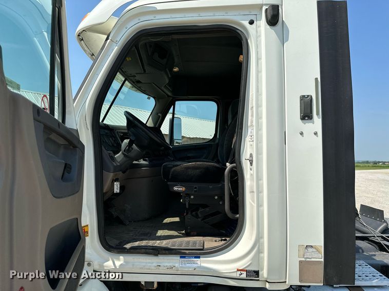 image for item MB9535 2010 Freightliner Cascadia  semi truck