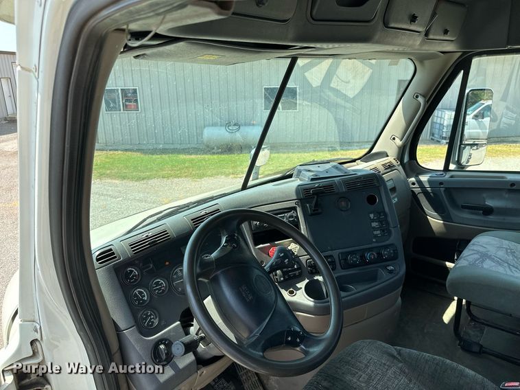 image for item MB9535 2010 Freightliner Cascadia  semi truck