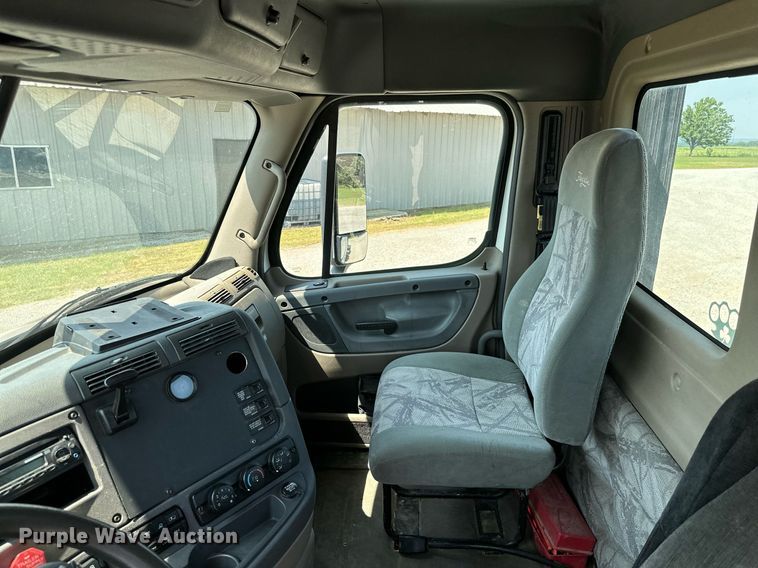 image for item MB9535 2010 Freightliner Cascadia  semi truck