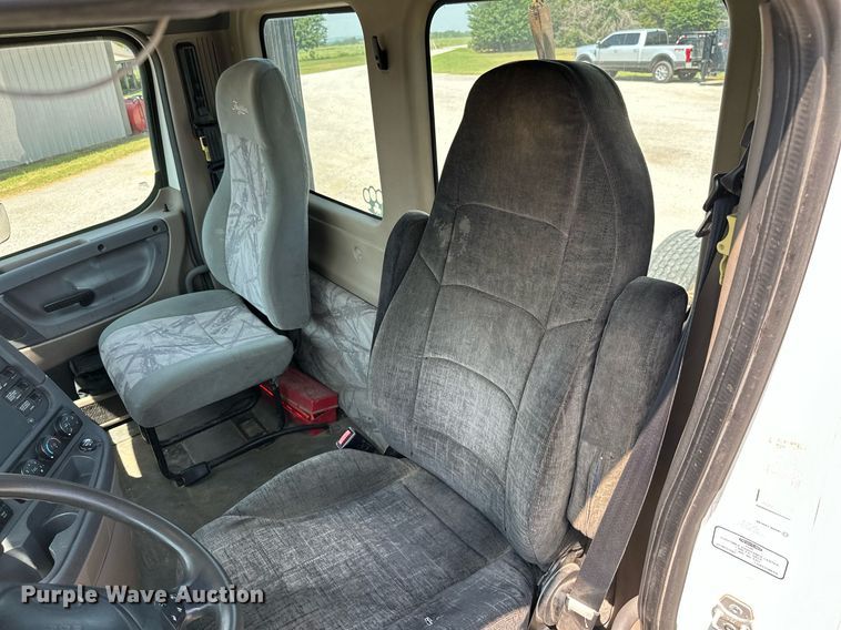 image for item MB9535 2010 Freightliner Cascadia  semi truck