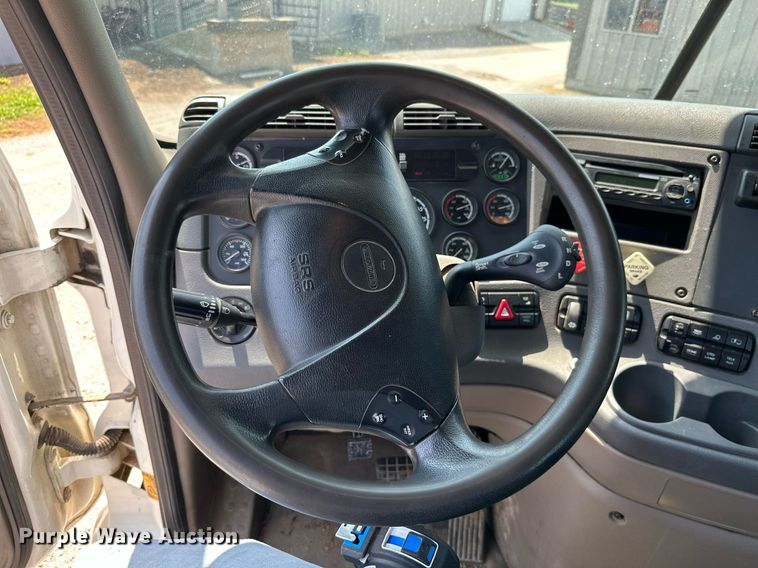 image for item MB9535 2010 Freightliner Cascadia  semi truck