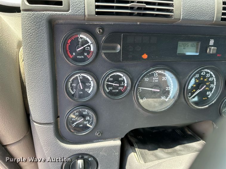 image for item MB9535 2010 Freightliner Cascadia  semi truck