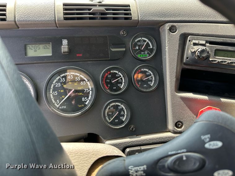 image for item MB9535 2010 Freightliner Cascadia  semi truck