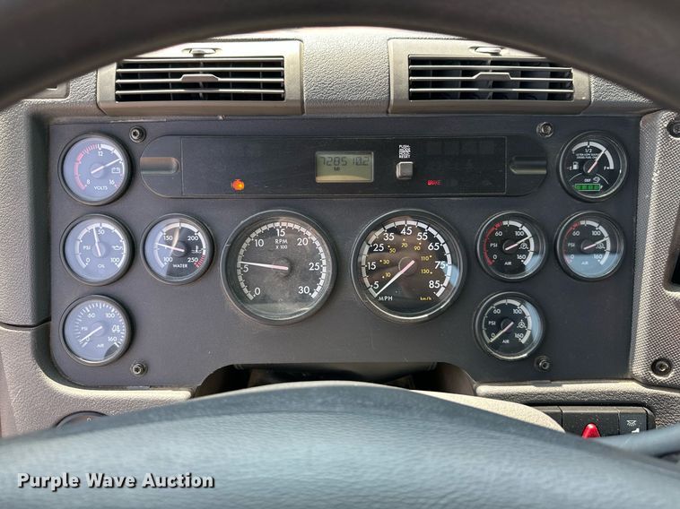 image for item MB9535 2010 Freightliner Cascadia  semi truck