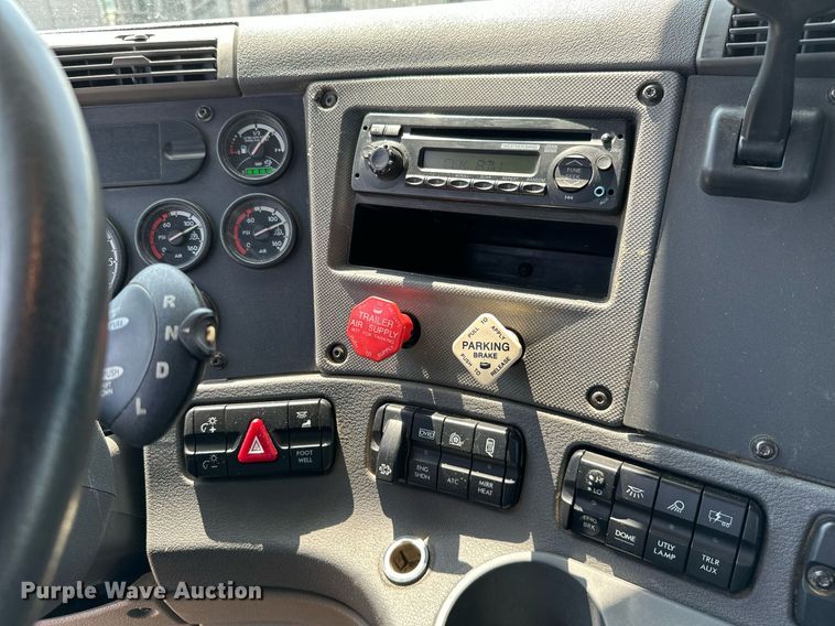 image for item MB9535 2010 Freightliner Cascadia  semi truck