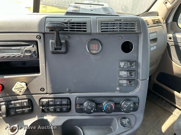 image for item MB9535 2010 Freightliner Cascadia  semi truck