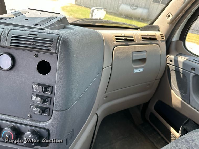 image for item MB9535 2010 Freightliner Cascadia  semi truck