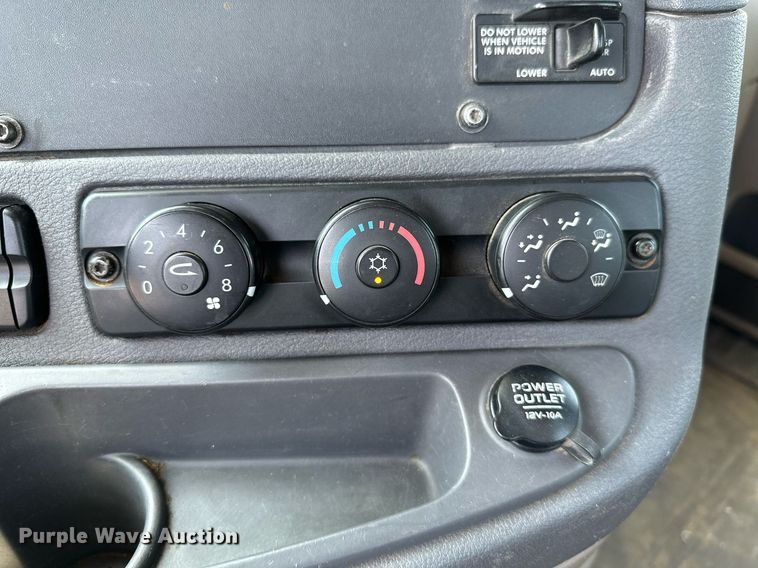 image for item MB9535 2010 Freightliner Cascadia  semi truck