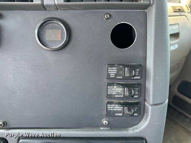 image for item MB9535 2010 Freightliner Cascadia  semi truck