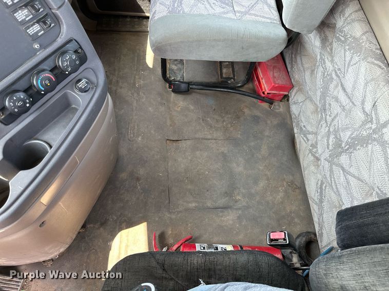 image for item MB9535 2010 Freightliner Cascadia  semi truck