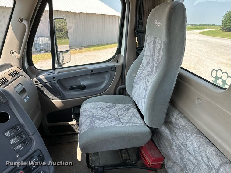 image for item MB9535 2010 Freightliner Cascadia  semi truck