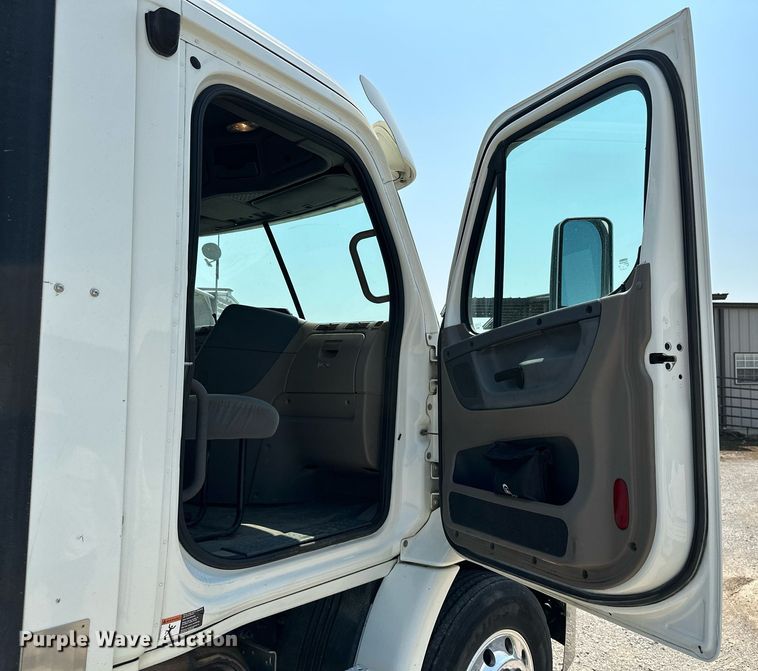 image for item MB9535 2010 Freightliner Cascadia  semi truck