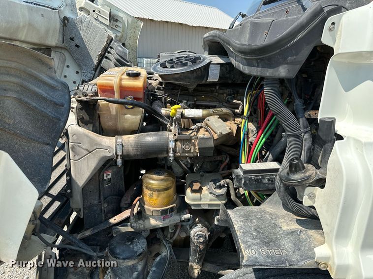 image for item MB9535 2010 Freightliner Cascadia  semi truck