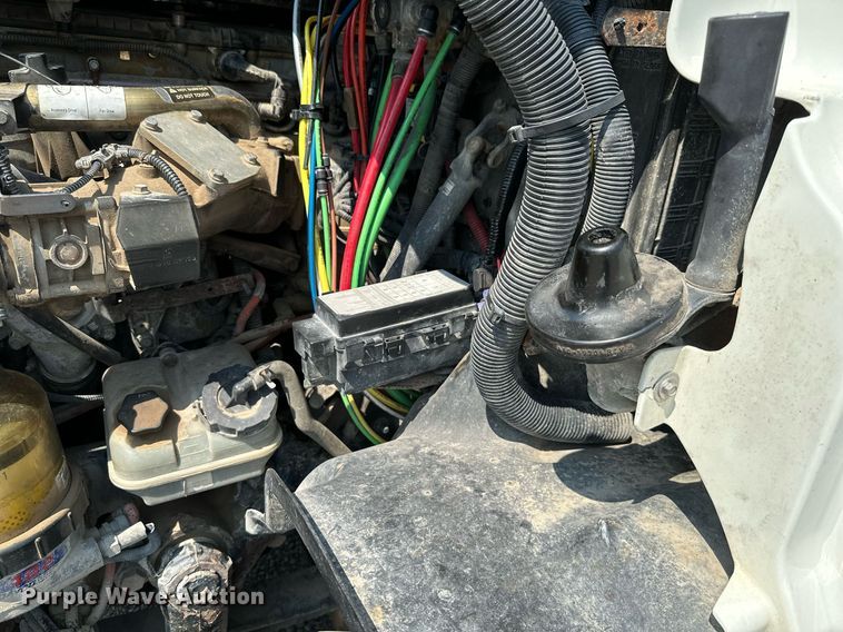 image for item MB9535 2010 Freightliner Cascadia  semi truck