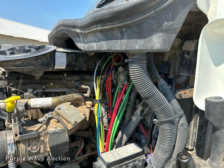 image for item MB9535 2010 Freightliner Cascadia  semi truck