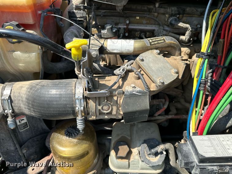 image for item MB9535 2010 Freightliner Cascadia  semi truck