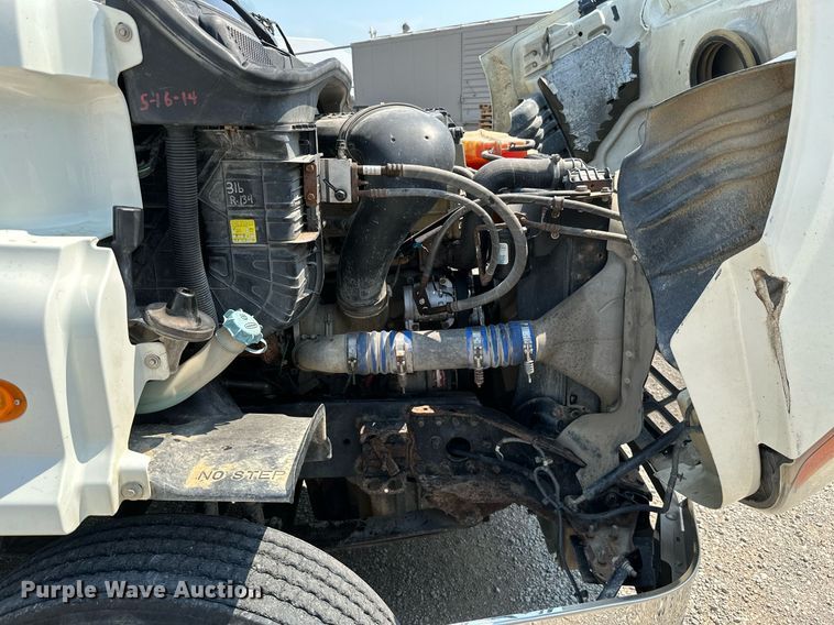 image for item MB9535 2010 Freightliner Cascadia  semi truck