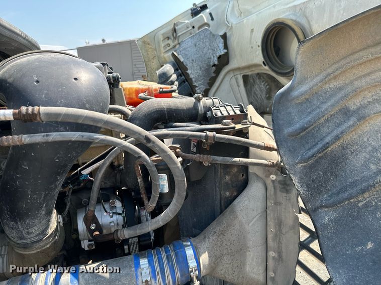 image for item MB9535 2010 Freightliner Cascadia  semi truck