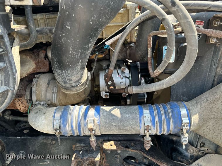 image for item MB9535 2010 Freightliner Cascadia  semi truck