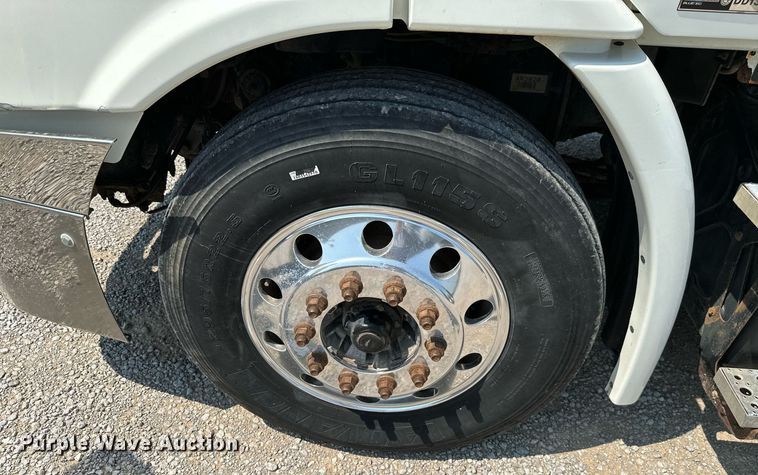 image for item MB9535 2010 Freightliner Cascadia  semi truck