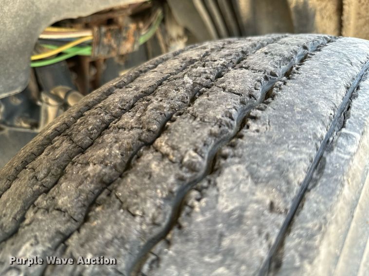 image for item MB9535 2010 Freightliner Cascadia  semi truck