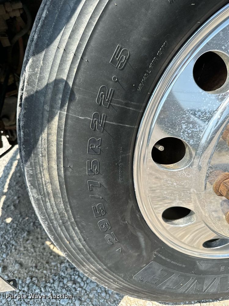 image for item MB9535 2010 Freightliner Cascadia  semi truck