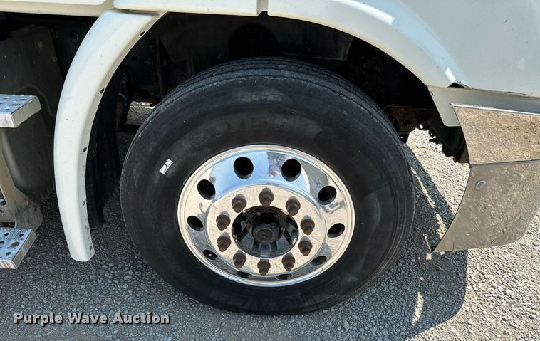 image for item MB9535 2010 Freightliner Cascadia  semi truck