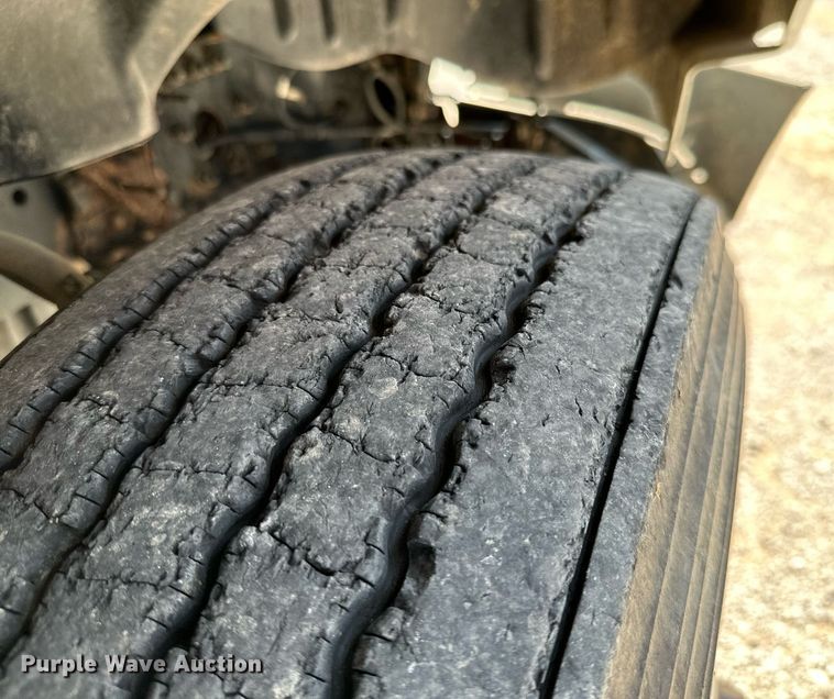 image for item MB9535 2010 Freightliner Cascadia  semi truck