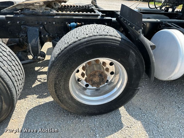 image for item MB9535 2010 Freightliner Cascadia  semi truck