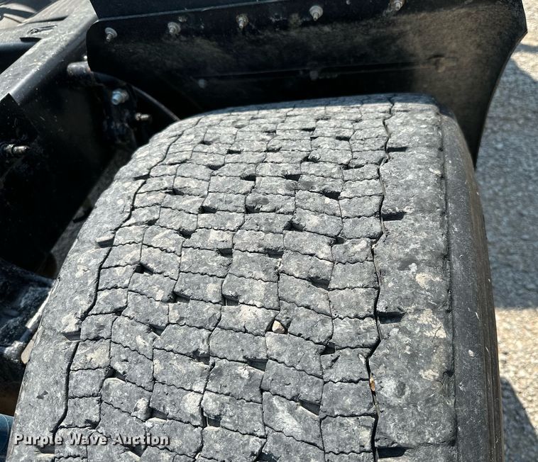 image for item MB9535 2010 Freightliner Cascadia  semi truck