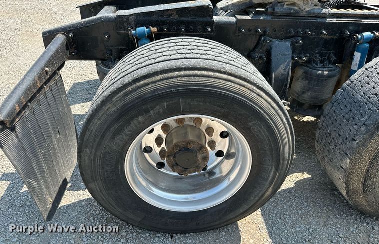 image for item MB9535 2010 Freightliner Cascadia  semi truck