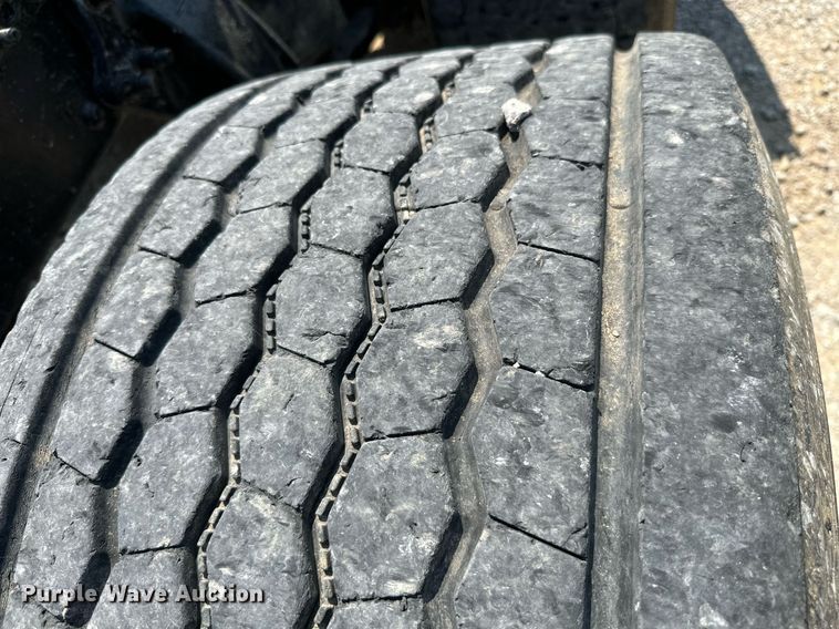 image for item MB9535 2010 Freightliner Cascadia  semi truck