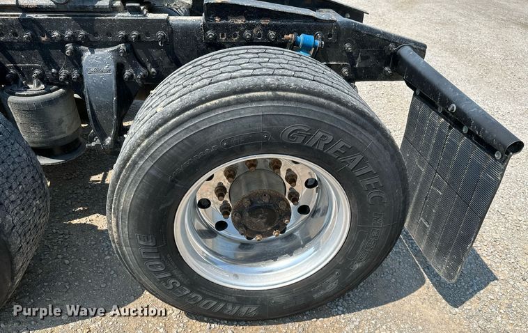 image for item MB9535 2010 Freightliner Cascadia  semi truck