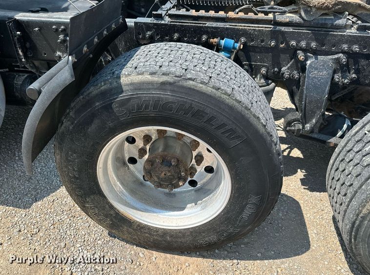 image for item MB9535 2010 Freightliner Cascadia  semi truck