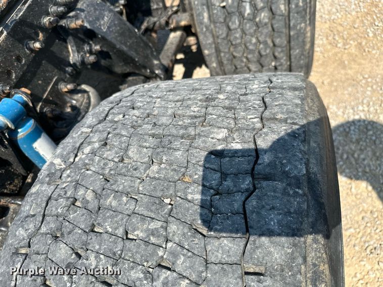 image for item MB9535 2010 Freightliner Cascadia  semi truck