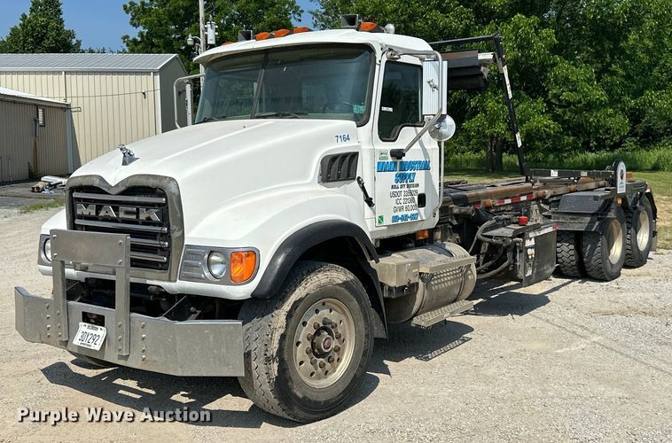 image for item MB9550 2005 Mack CV713  roll-off container truck