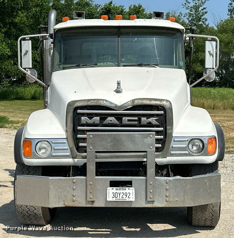 image for item MB9550 2005 Mack CV713  roll-off container truck