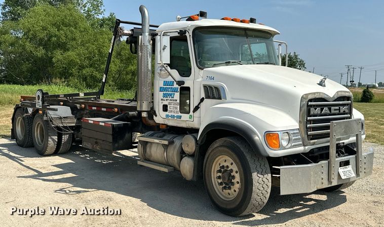 image for item MB9550 2005 Mack CV713  roll-off container truck