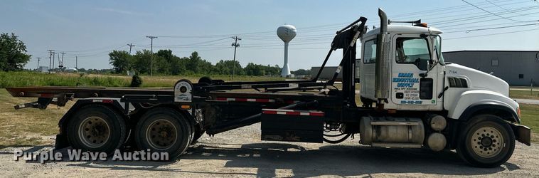 image for item MB9550 2005 Mack CV713  roll-off container truck
