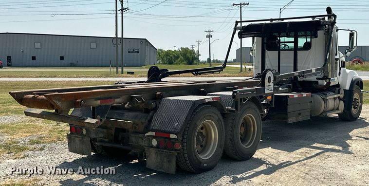 image for item MB9550 2005 Mack CV713  roll-off container truck