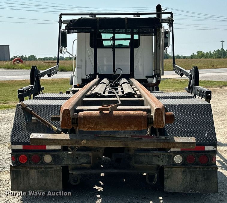 image for item MB9550 2005 Mack CV713  roll-off container truck