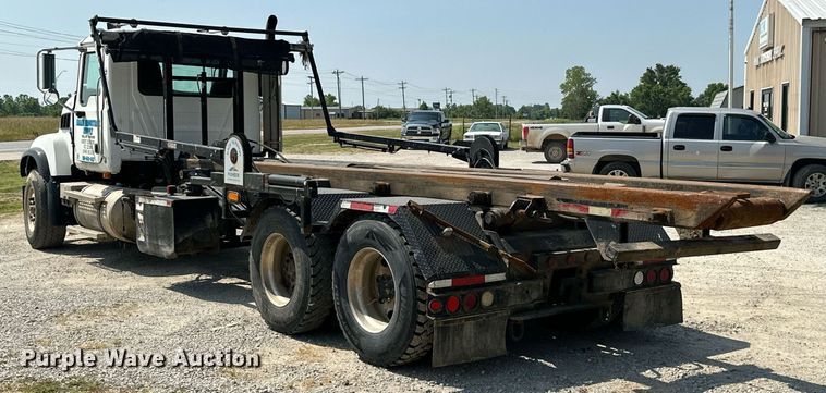 image for item MB9550 2005 Mack CV713  roll-off container truck