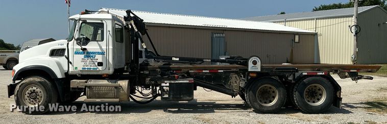 image for item MB9550 2005 Mack CV713  roll-off container truck