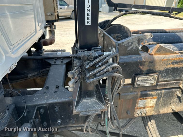 image for item MB9550 2005 Mack CV713  roll-off container truck