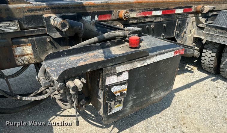 image for item MB9550 2005 Mack CV713  roll-off container truck