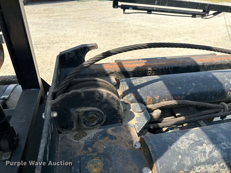 image for item MB9550 2005 Mack CV713  roll-off container truck