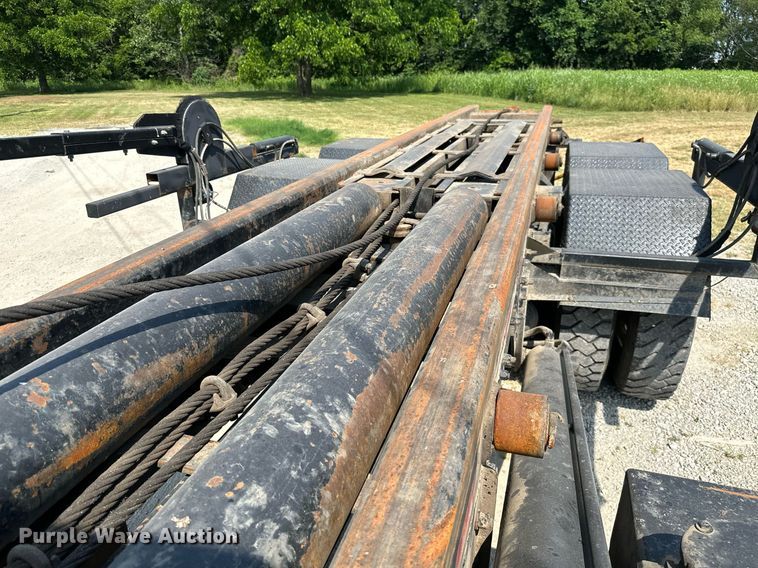 image for item MB9550 2005 Mack CV713  roll-off container truck