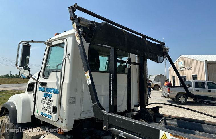 image for item MB9550 2005 Mack CV713  roll-off container truck