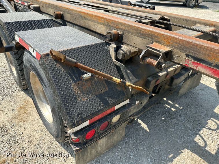 image for item MB9550 2005 Mack CV713  roll-off container truck