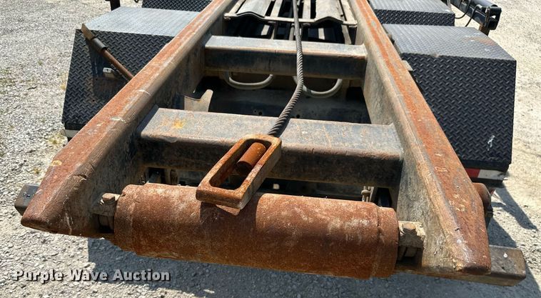 image for item MB9550 2005 Mack CV713  roll-off container truck